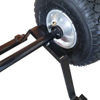 Stabiles Fahrgestell mit Luftreifen beim Feuerwehr-Bollerwagen Basis